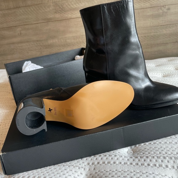 beautiful Coach  boots, new in the box. reduced price. size 7 - Picture 4 of 7